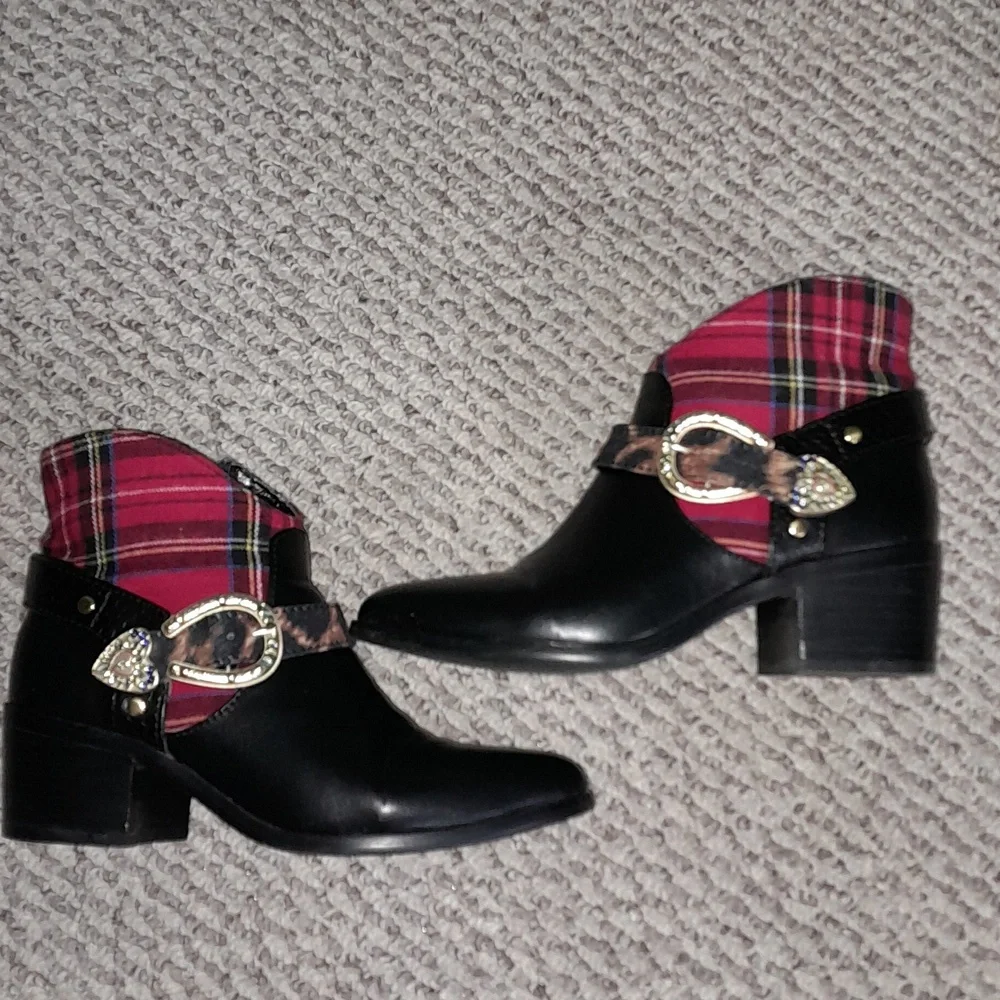 Betsey Johnson - Picture 2 of 9